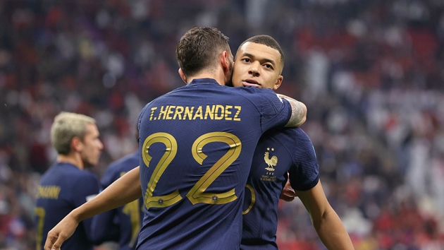 Sao tuyển Pháp mách nước cho đồng đội cách chặn đứng Mbappe