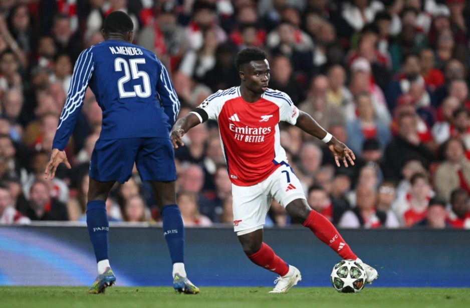 Schmeichel lý giải nguyên nhân Saka im tiếng trước PSG