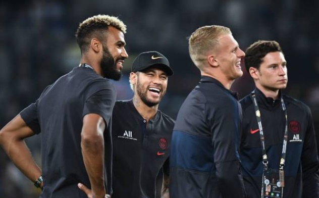 SỐC! Mbappe kéo Neymar xô ra ngoài trong lễ đăng quang Siêu Cúp Pháp