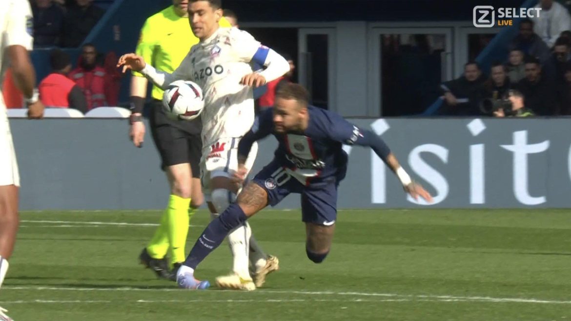 Sốc! Neymar lật cổ chân, chấn thương ghê rợn