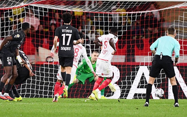 Thua 10 người của Monaco, PSG nguy cơ mất ngôi đầu bảng