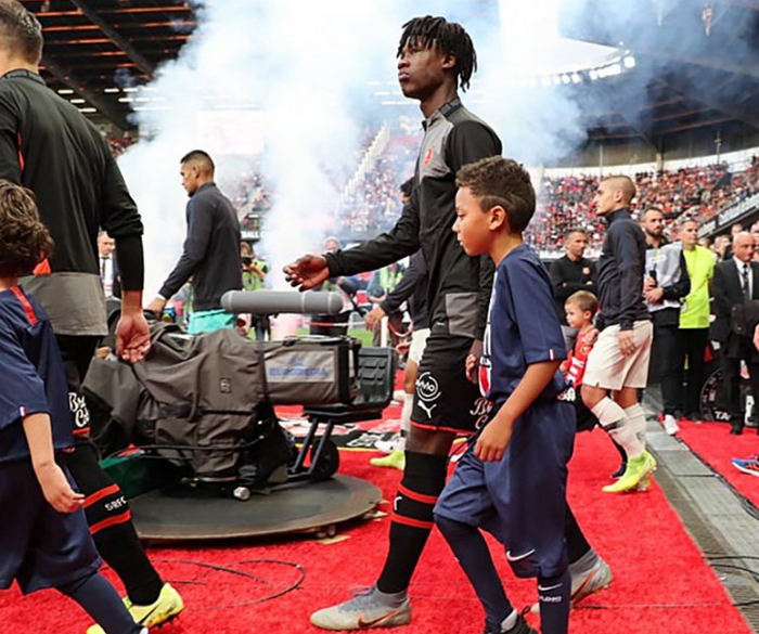 Tỏa sáng trước PSG, ’24 Chiếc Cúp Bạc’ đang theo đuổi tài năng 2002