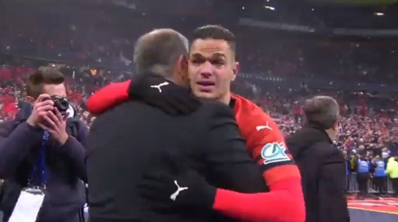 Trả thù PSG thành công, sao Rennes khóc như đứa trẻ