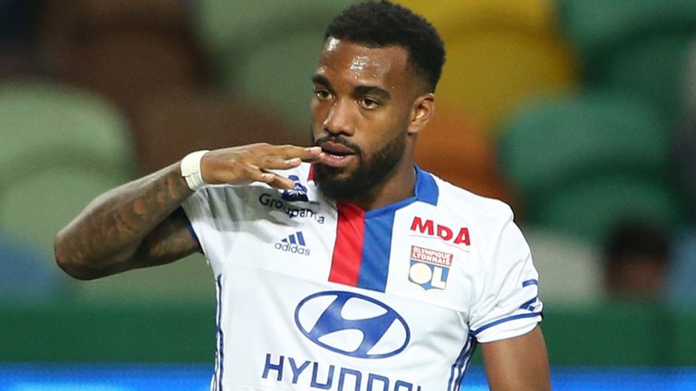 Tương lai Lacazette: Lyon gặp khó