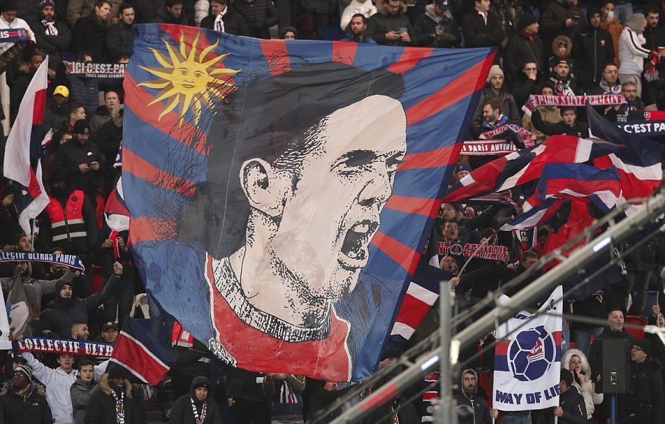 Vì Cavani, Neymar giận dỗi ra mặt với fan PSG