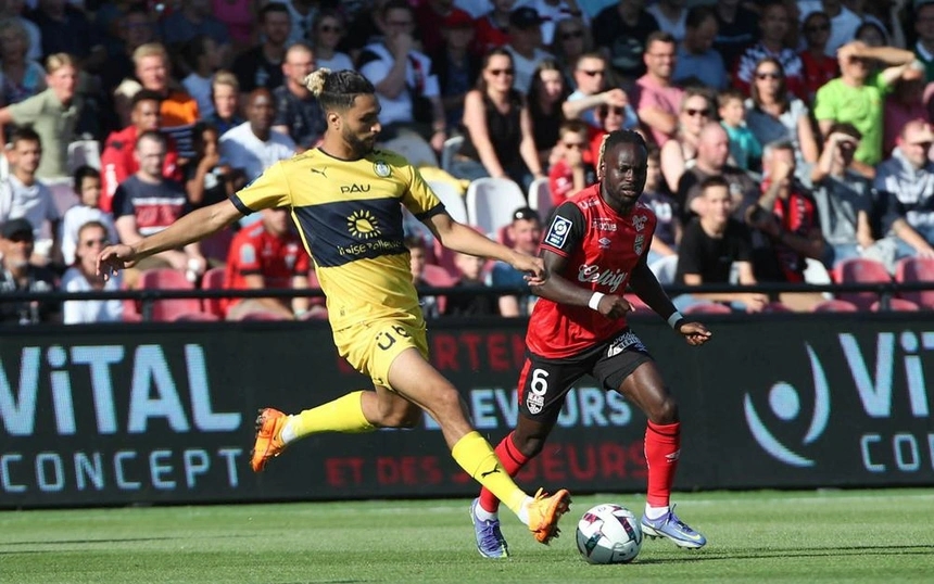 Vì sao Pau thua thảm ở ngày khai mạc Ligue 2?