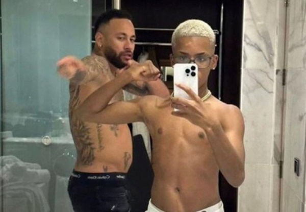 Vòng bụng gây chú ý của Neymar