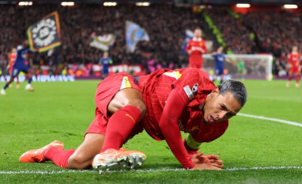 Wayne Rooney: ”Van Dijk lười biếng”